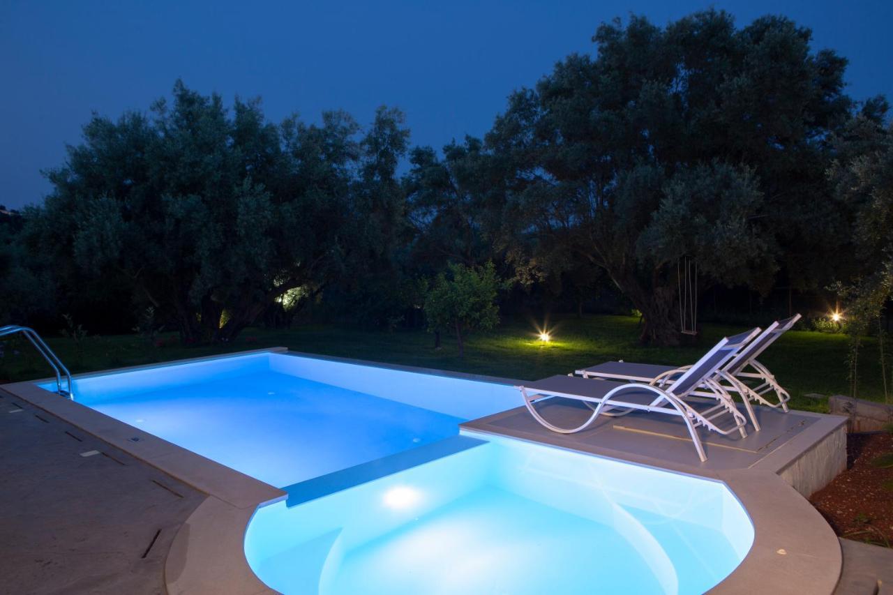 Averto Villas With Private Pool Нидри Екстериор снимка