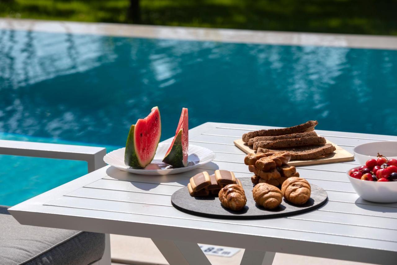 Averto Villas With Private Pool Нидри Екстериор снимка